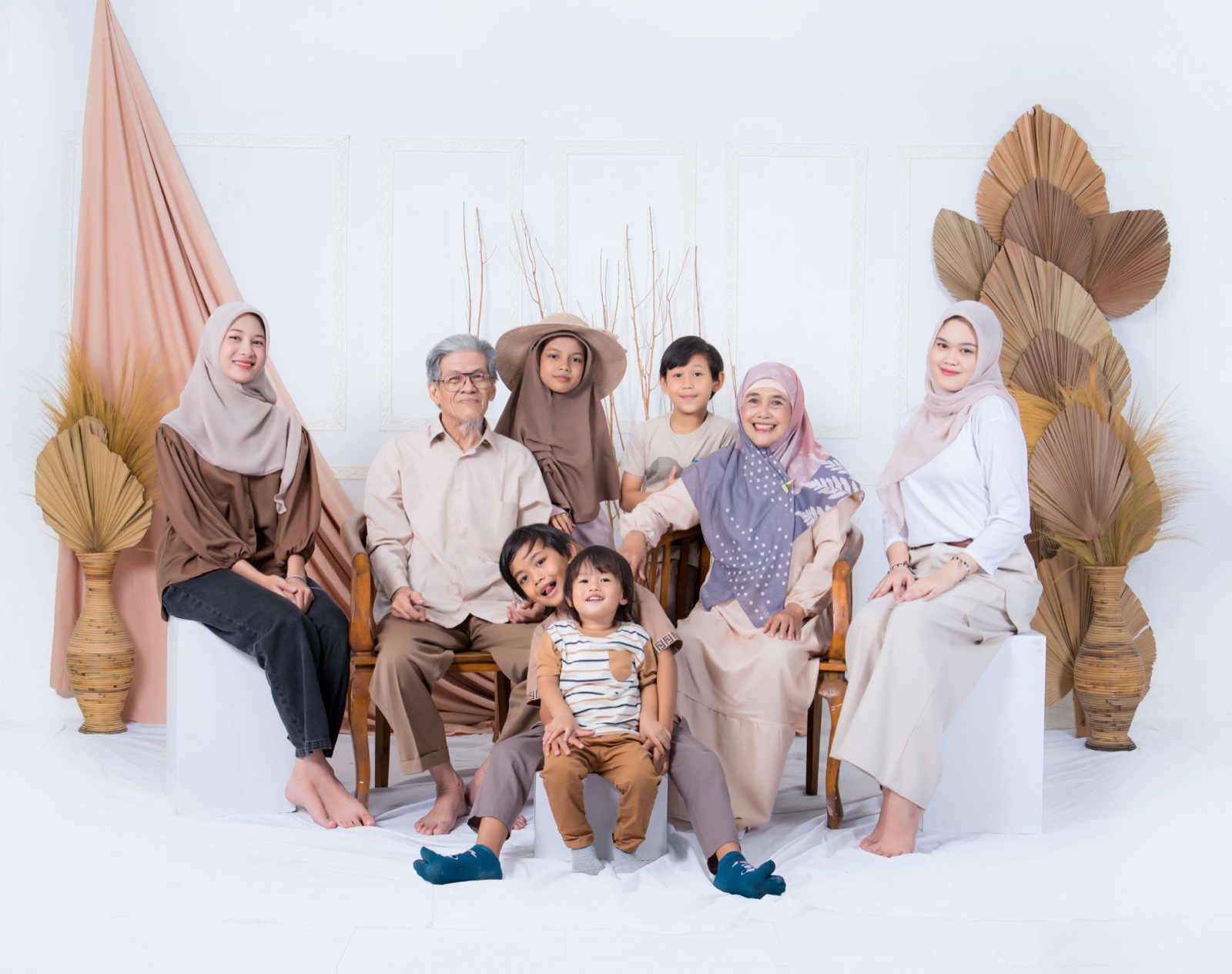 Potret keluarga studio — asset asli Lenstha